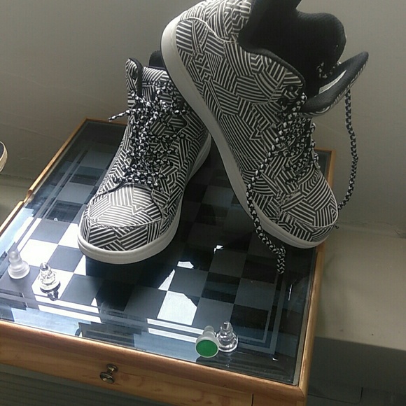 Shoes - Picture 3 of 4